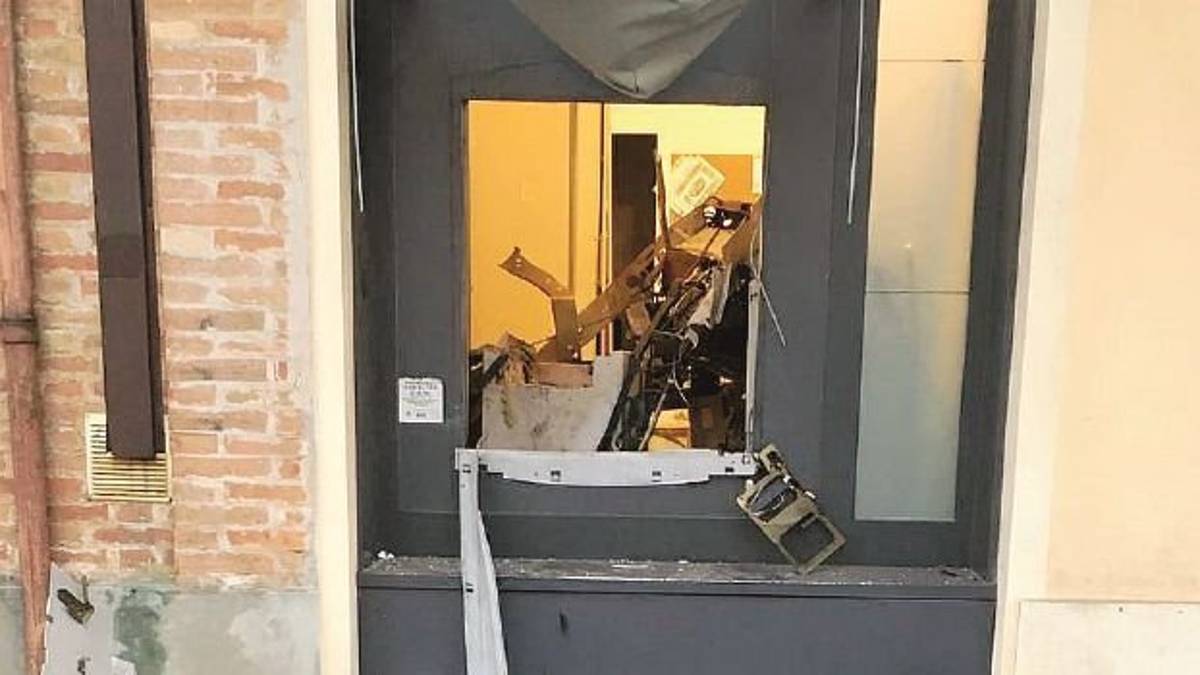 Bancomat sventrato con l’esplosivo, colpo da 30mila euro