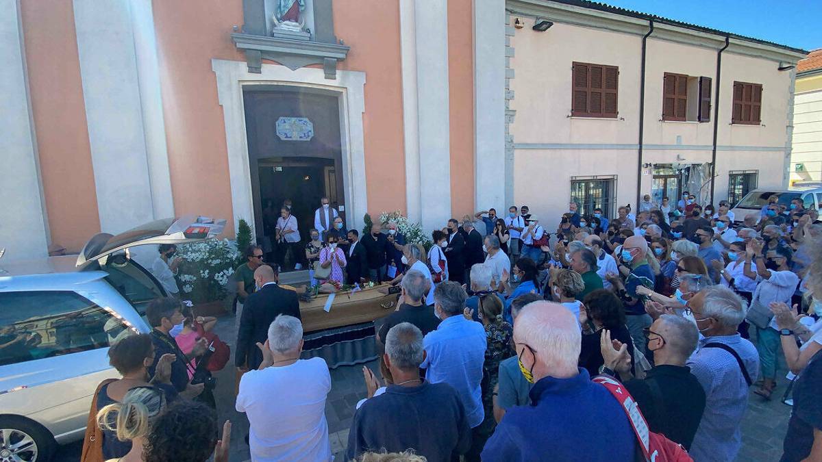 Cesenatico, tanti sul porto canale per l'ultimo saluto a Lucio Briganti