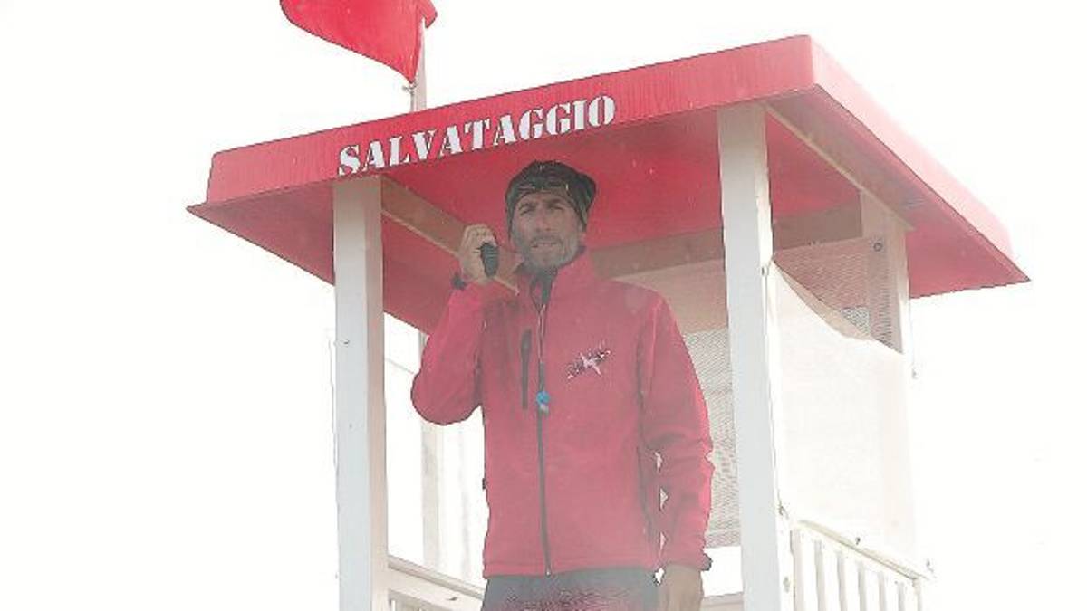«Troppi pericoli in mare: anziani e bimbi non possono fare il bagno da soli»
