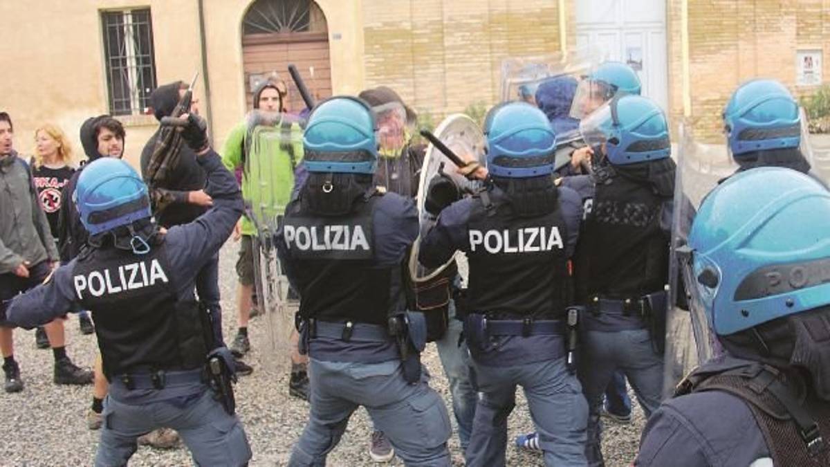 Scontri e contestazioni durante la cerimonia per Ettore Muti