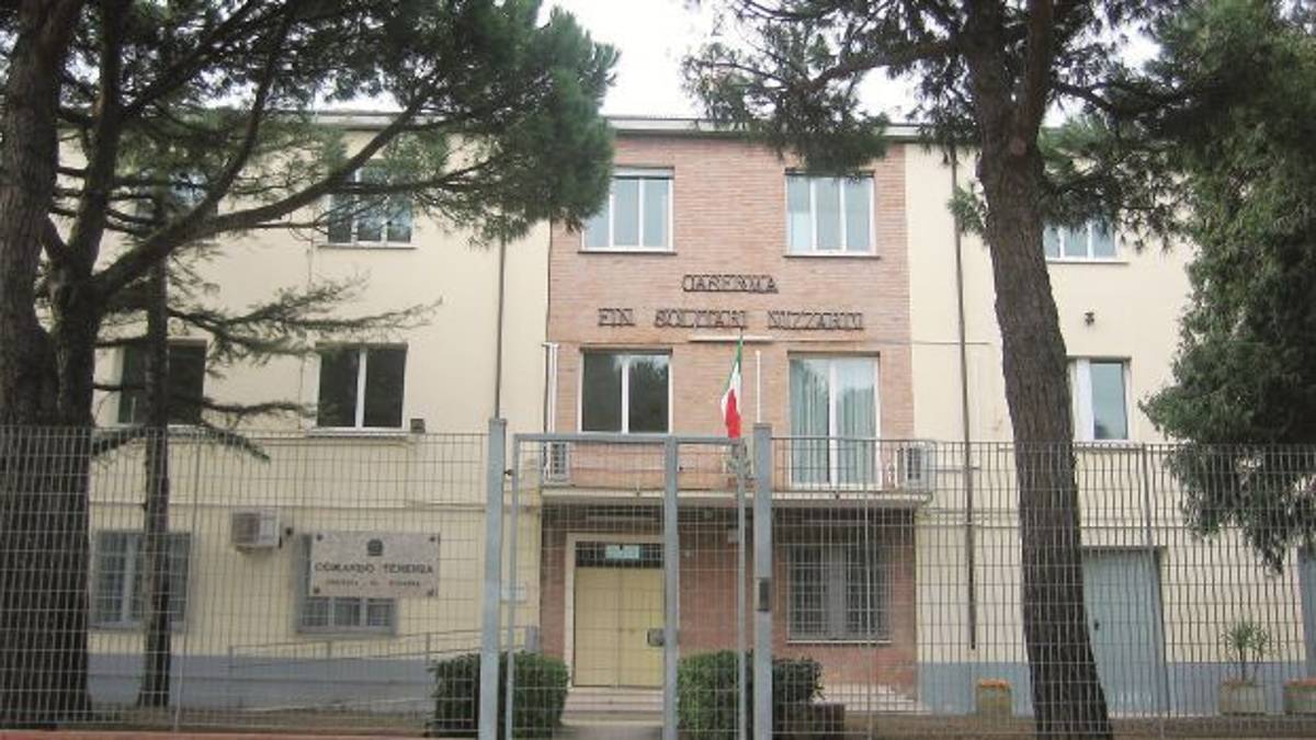 Baby gang rapina un uomo e si schianta sulla Mercedes rubata