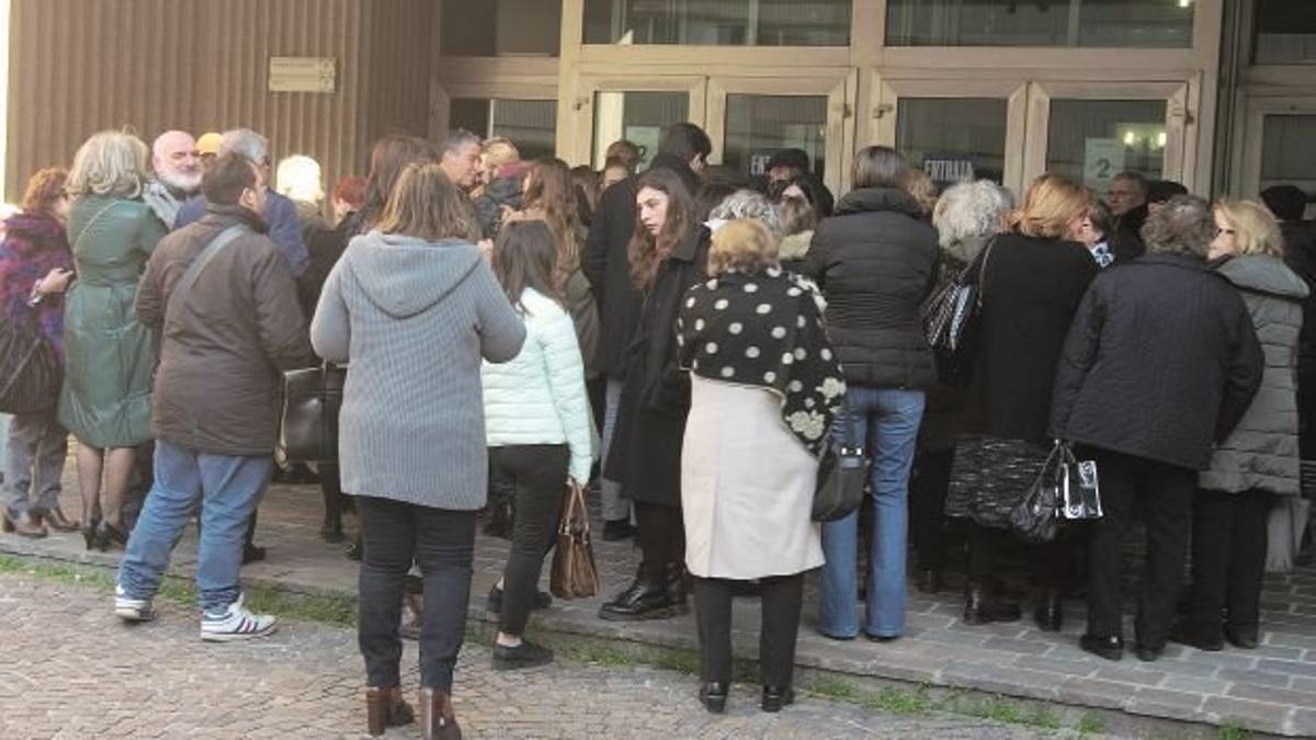 Cagnoni, processo show: gente in piedi, fila all'ingresso. Sosta selvaggia nel parcheggio: 32 multe