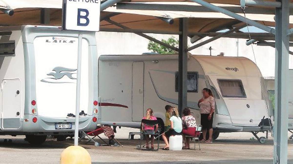 Befane, i nomadi occupano il parcheggio da oltre un mese