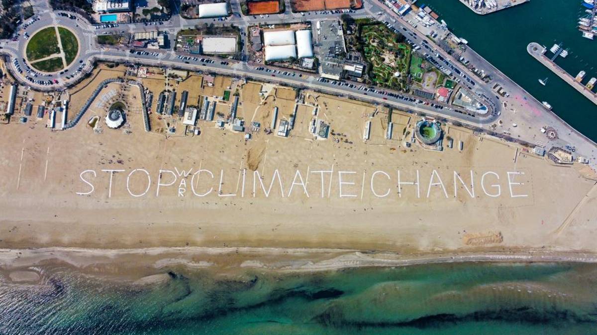 Rimini, in migliaia per una maxi-scritta contro la guerra e per la salvaguardia del pianeta