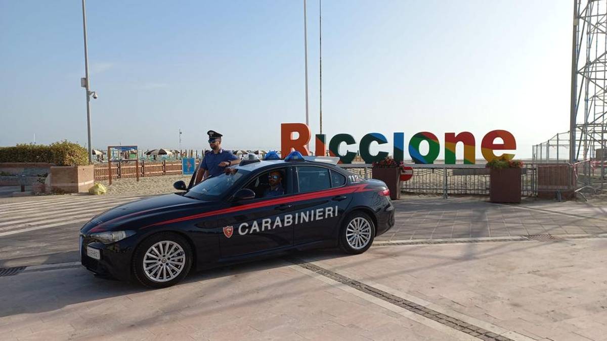 Riccione: rubano una borsa in spiaggia: un arresto e una denuncia a piede libero