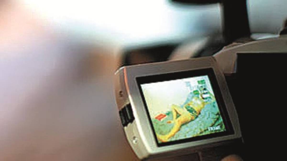 «Adescata a 11 anni da un negoziante: mi ha fatto vedere un video porno»