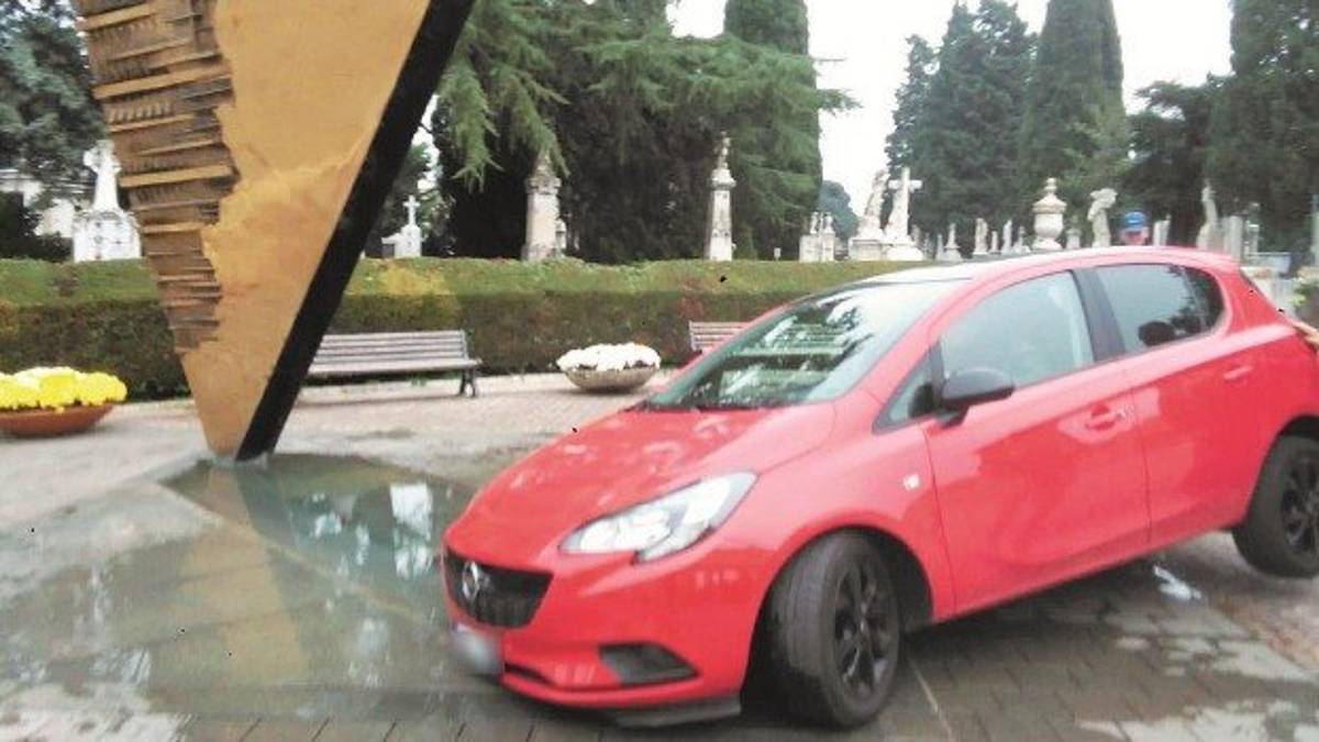 Rimini, finisce dentro la tomba di Fellini l’auto s’incaglia nella vasca della prua