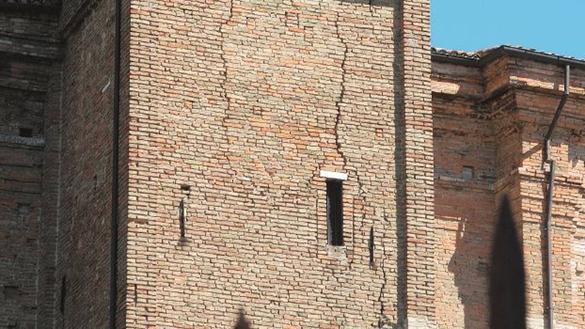 Campanile crepato a Cesena, finalmente pronto progetto anti-ansie