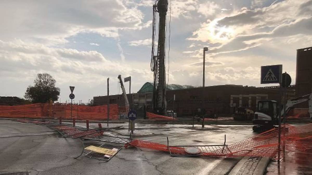 Vento caldo a raffiche, disagi nei cantieri e un rogo pericoloso a Cesena