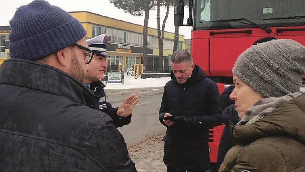 Camionista bloccato da giorni: non aveva più soldi e viveri