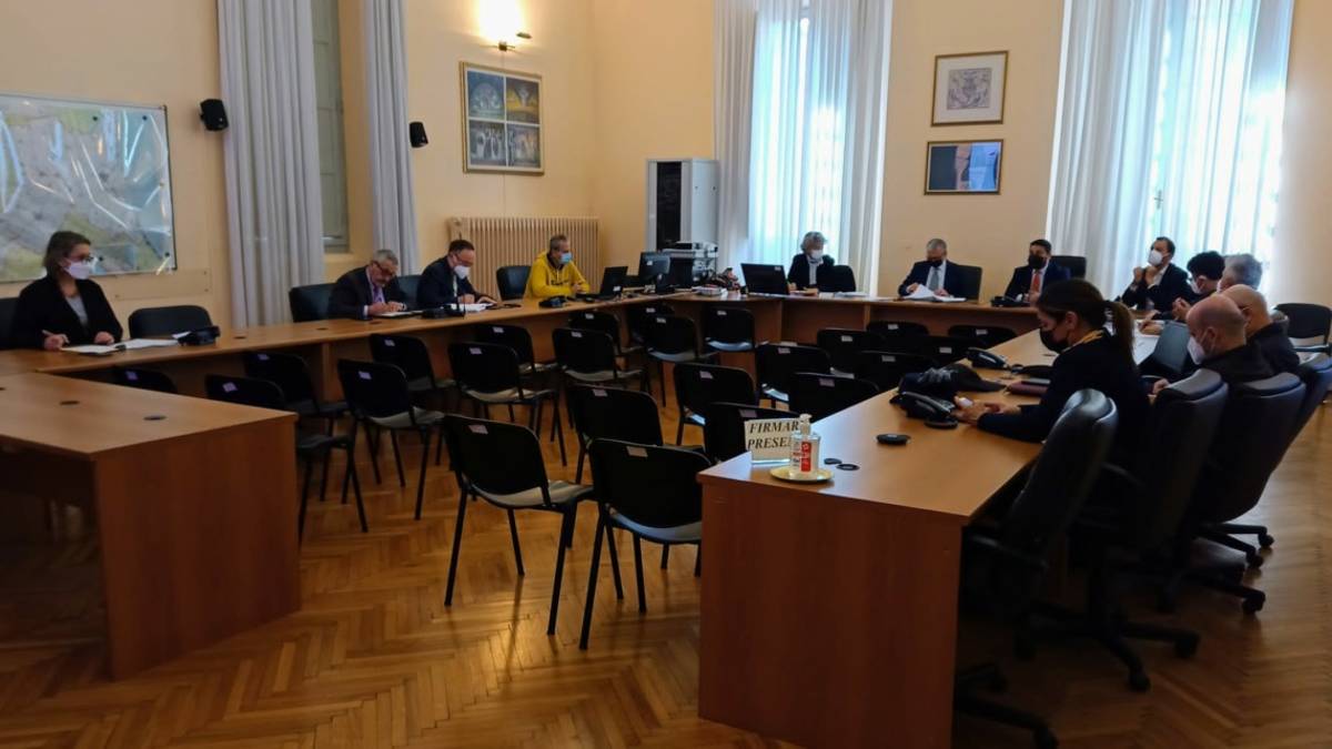 Lugo, degrado in galleria: vertice con il prefetto