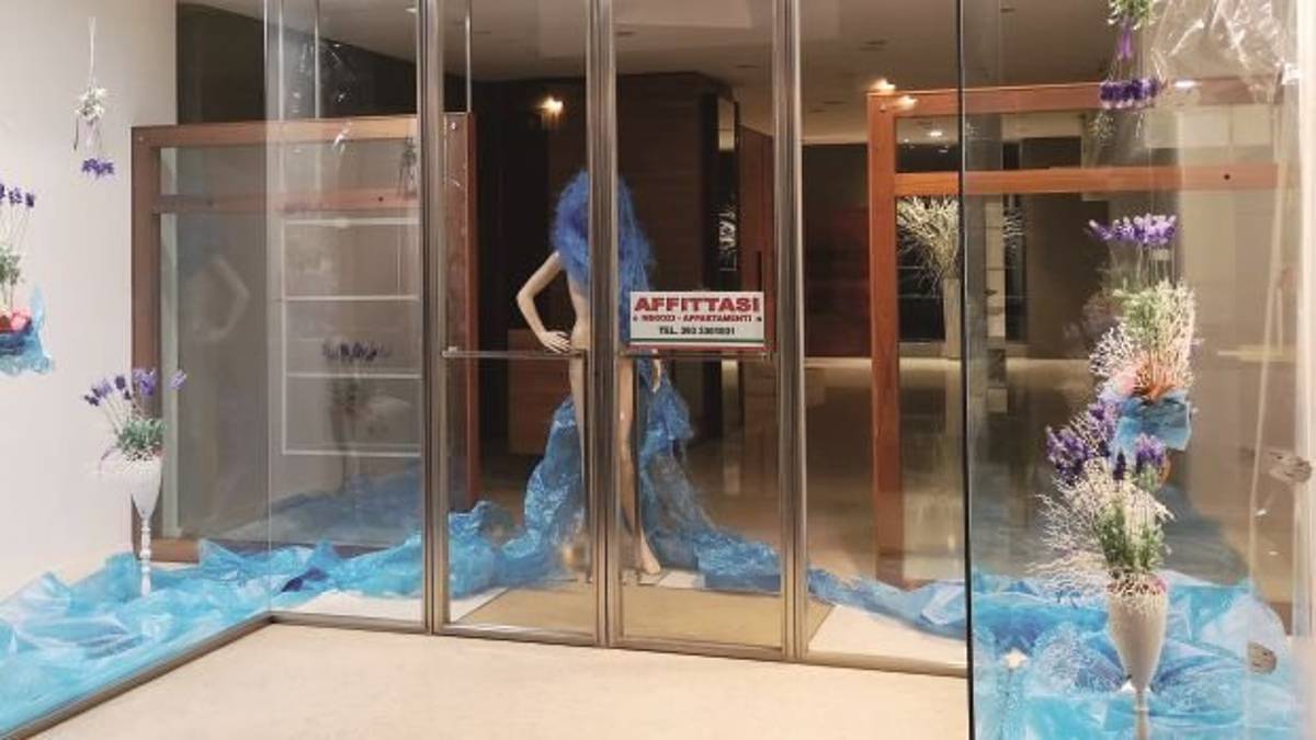 Il centro di Imola si svuota: chiudono negozi e attività commerciali