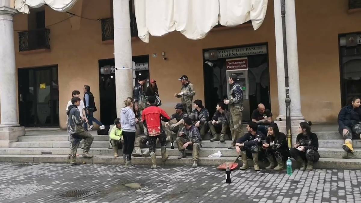 Faenza, il sorriso dei volontari alla fine di una giornata di lavoro. Il sindaco: Orgoglioso della nostra gente VIDEO
