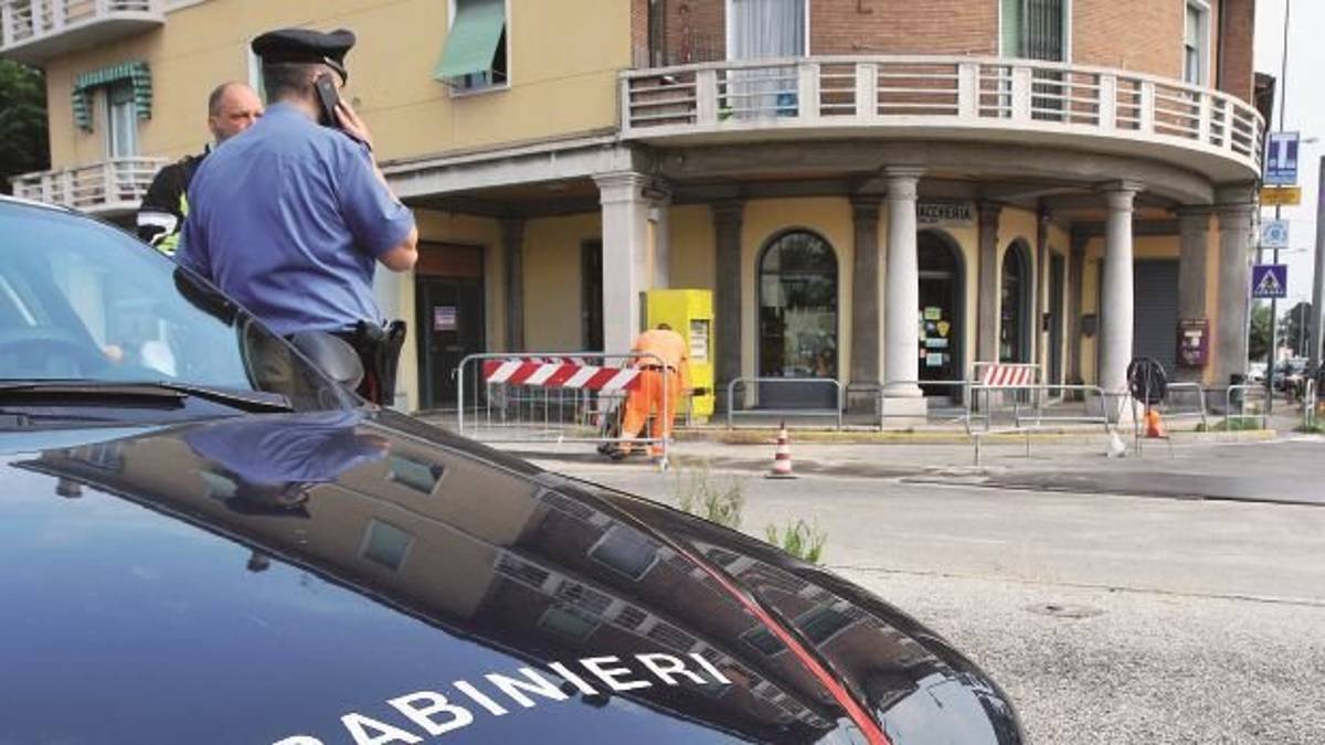 Tabaccaio picchiato e derubato. La figlia: «Ho temuto il peggio»