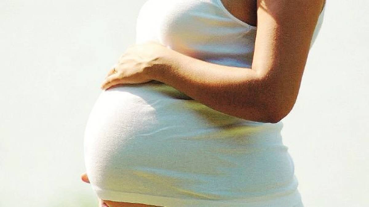 Ravenna, con la lametta sfregiava la pancia della moglie incinta per farla abortire
