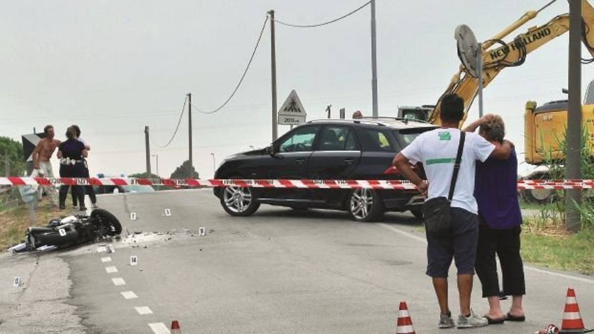 Schianto in moto contro auto, 20enne muore sul colpo a San Mauro Pascoli