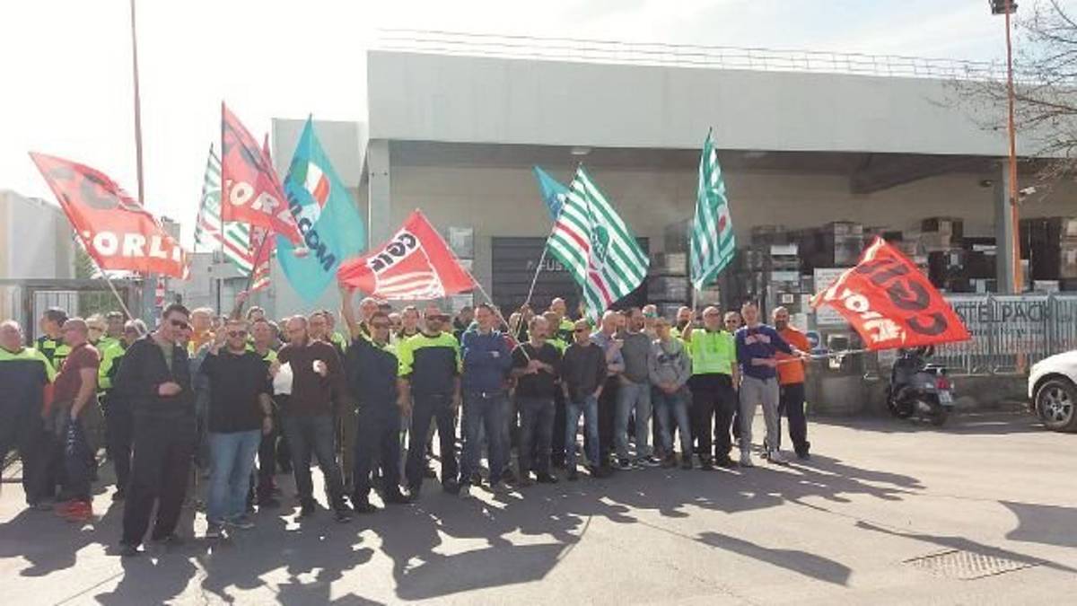 Bertinoro, sciopero per il contratto alla Fustelpack Smurfit Kappa