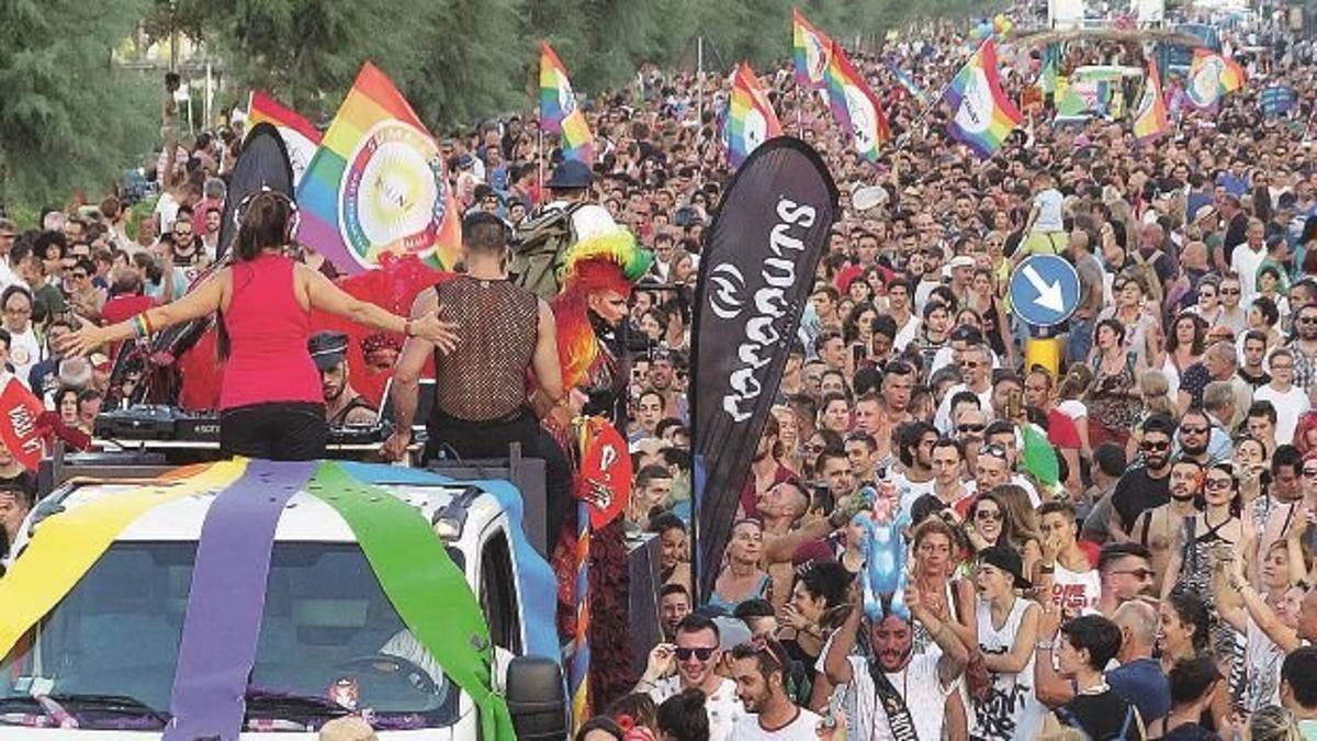 Rimini. Dire Siamo alla frutta riferito al Gay pride non è reato