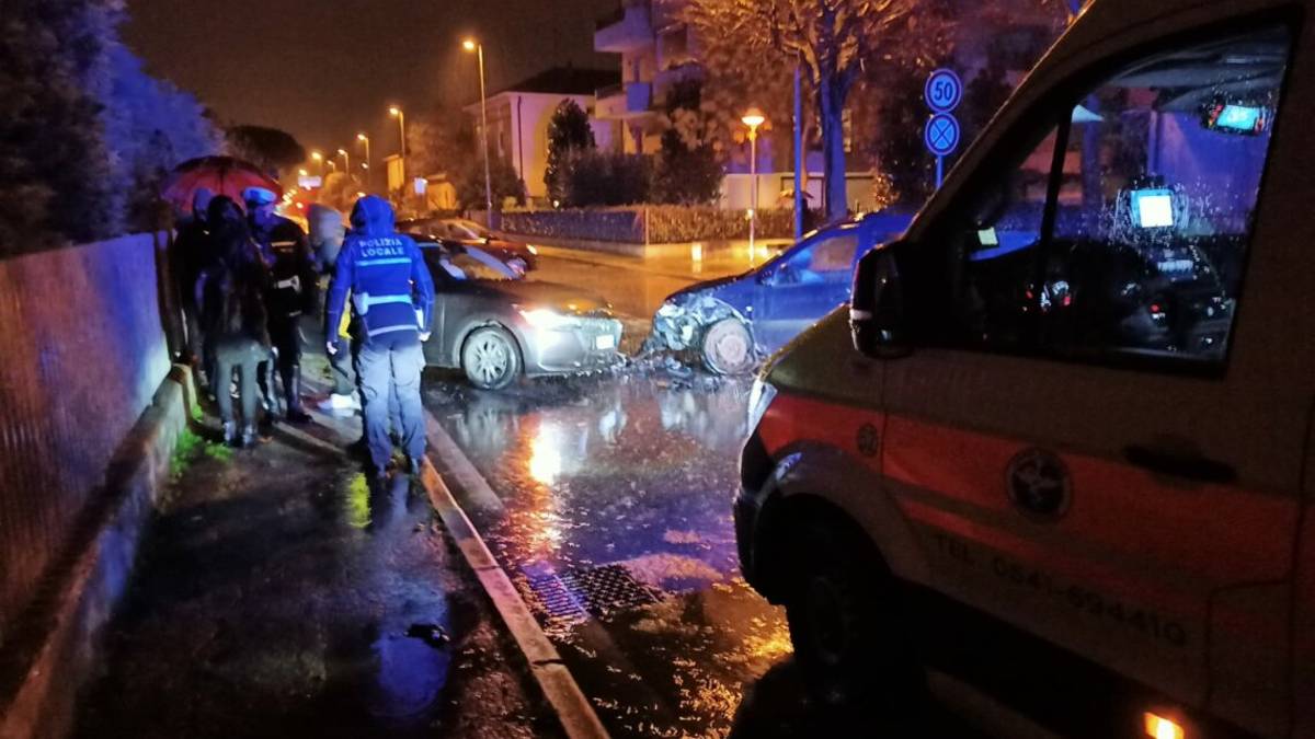 Rimini, investe due auto e scappa ma viene preso dalla polizia