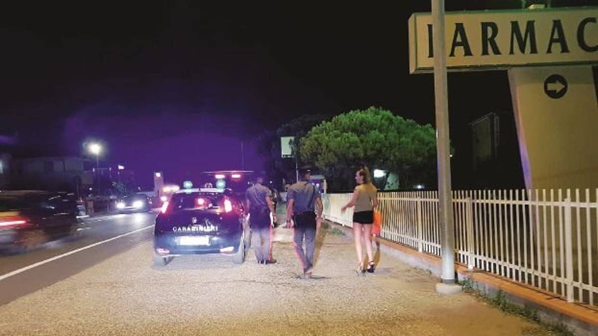 Cliente derubato dopo le “effusioni”. Trans in manette a Rimini, identificate 40 lucciole