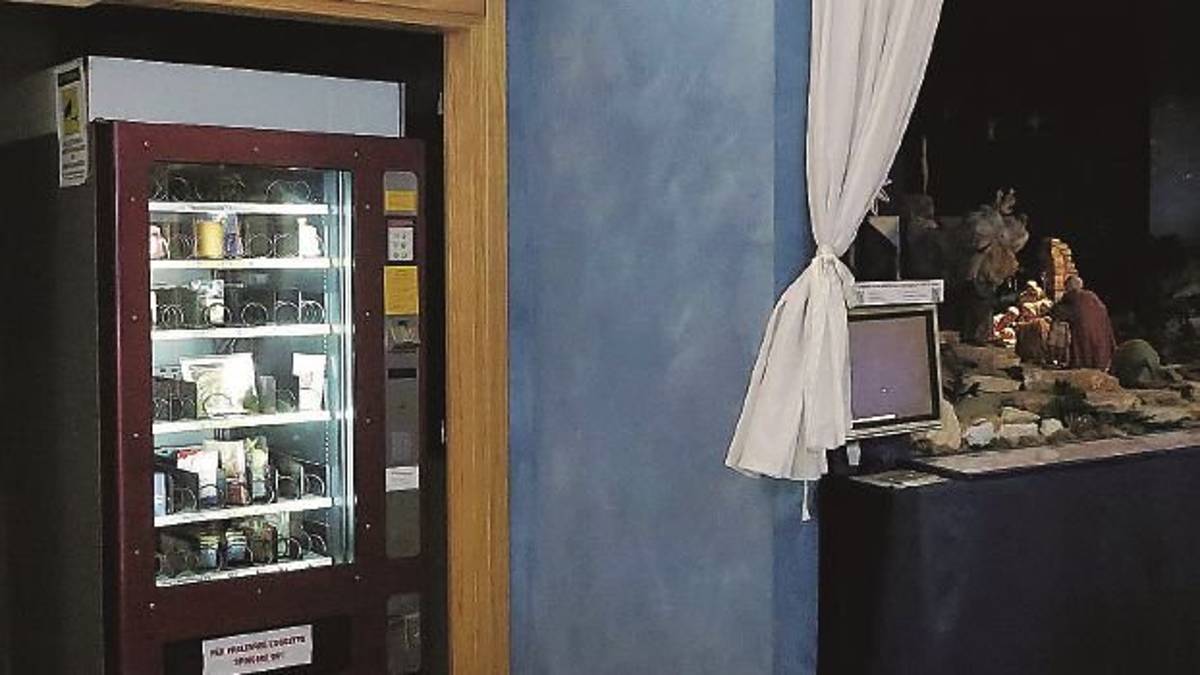 In chiesa a Riccione arriva il distributore automatico di santini e preghiere