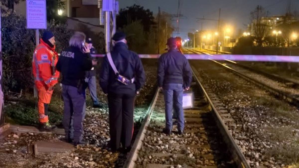 Investito dal treno a Ravenna, poco prima all'amico: Ho perso alle slot, non ce la faccio più