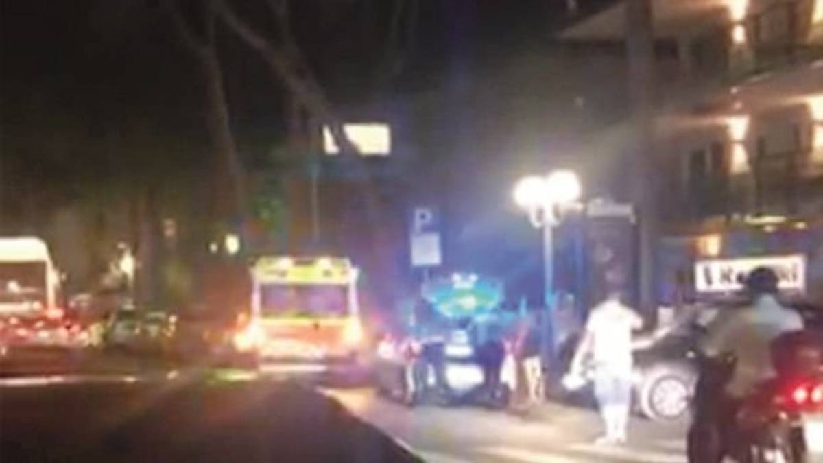 Ubriaca urta famiglia in bicicletta, bloccata dai passanti