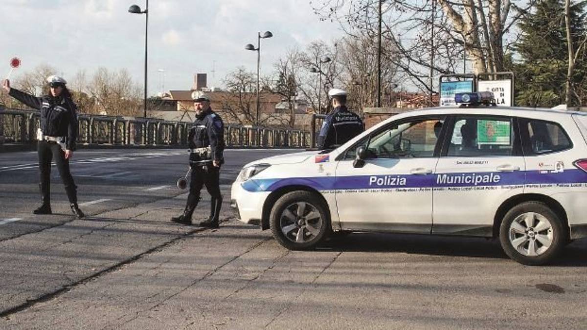 Residente a Ravenna ma con auto con targa straniera, paga multa da mille euro in contanti