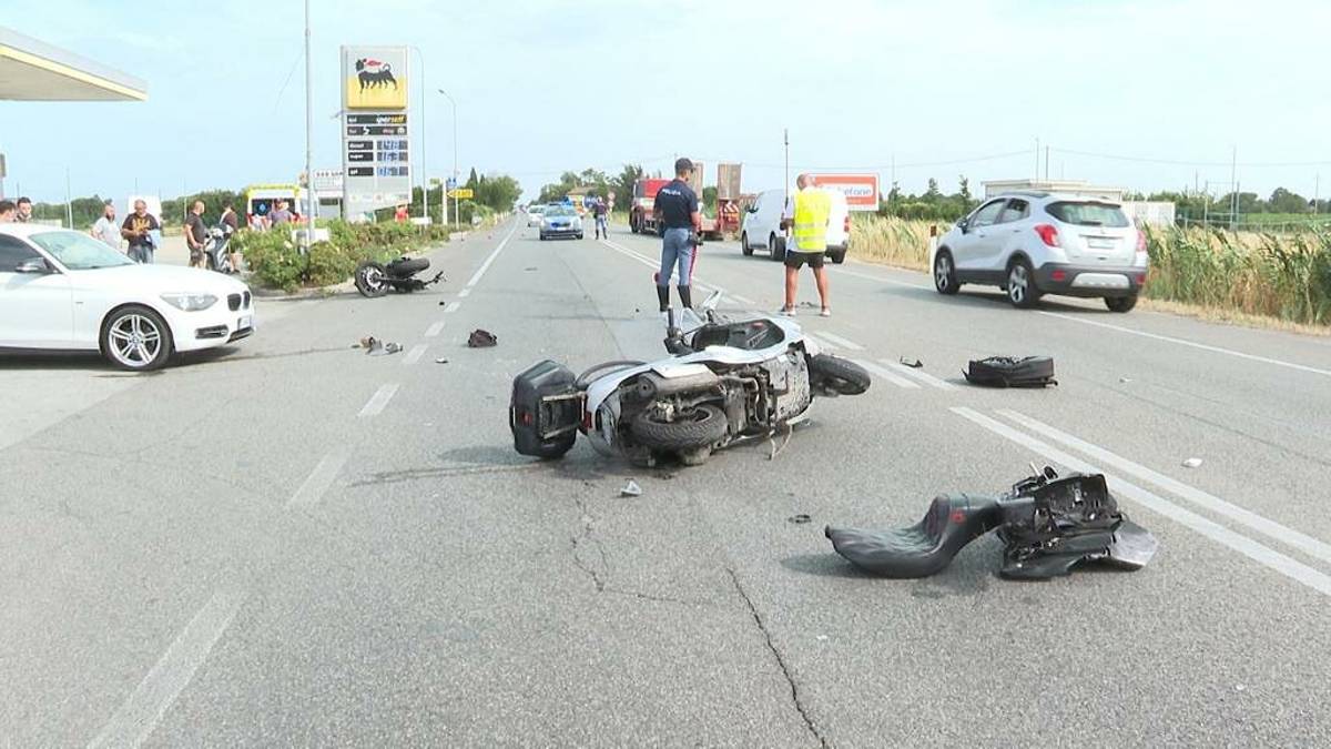 Rimini, tremendo scontro in via Popilia, gravi nonno e nipote di 9 anni