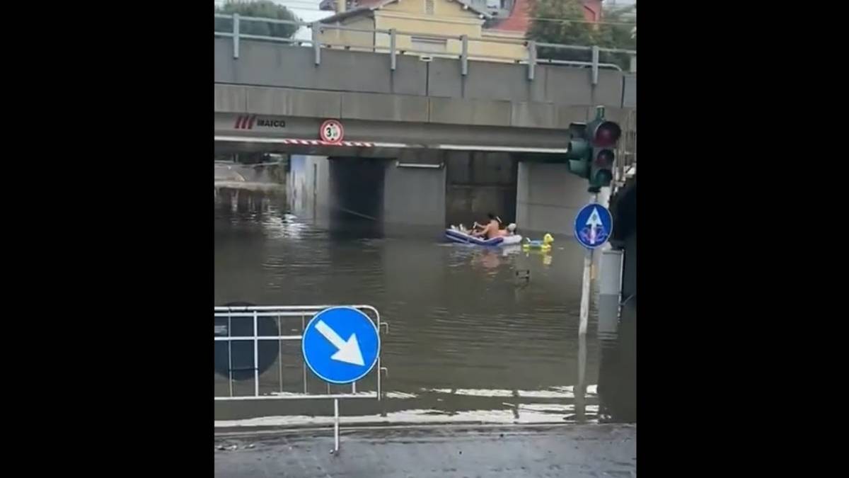 Riccione, goliardata nei sottopassi allagati in due sul materassino