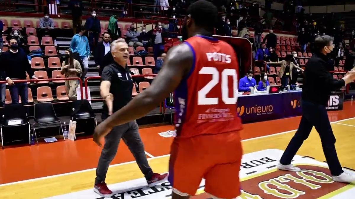 Basket A2, l'Unieuro smette di segnare e si inchina a Mantova (61-75) VIDEO