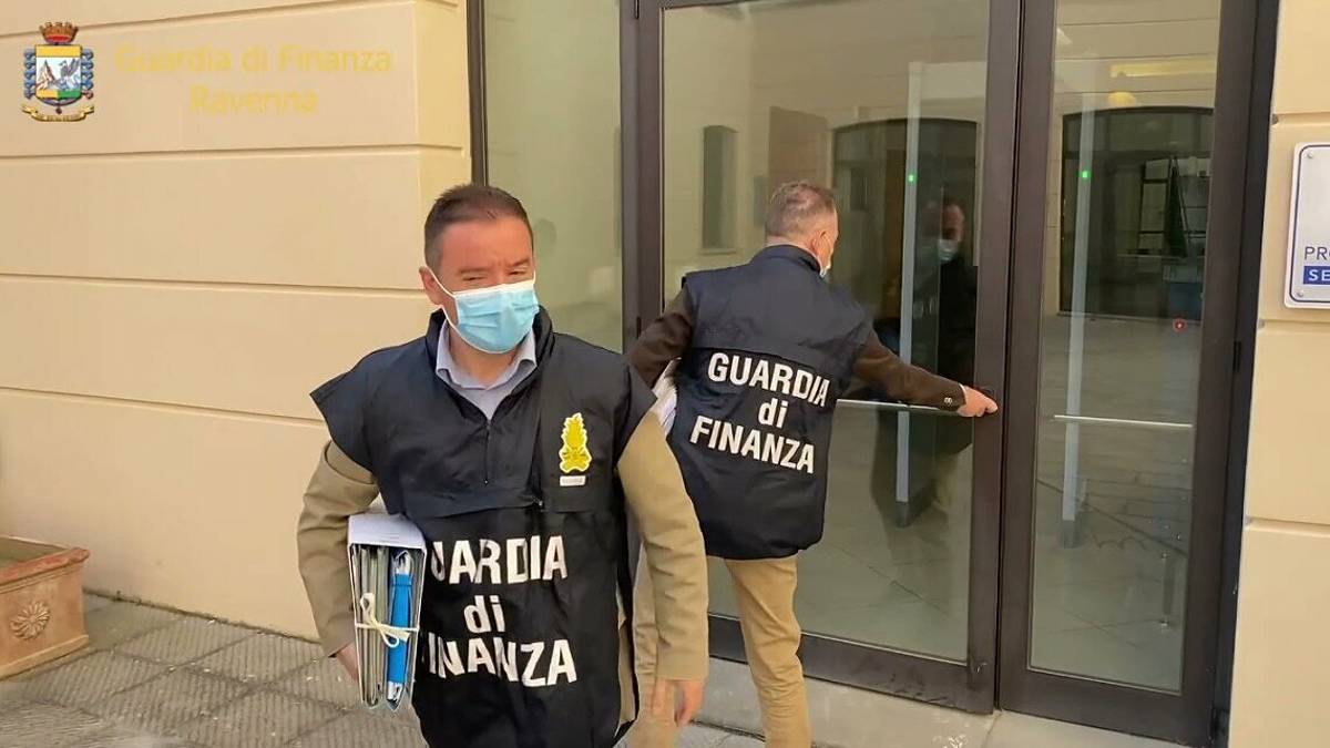 Ravenna, sequestrate 3,5 milioni di mascherine ffp2
