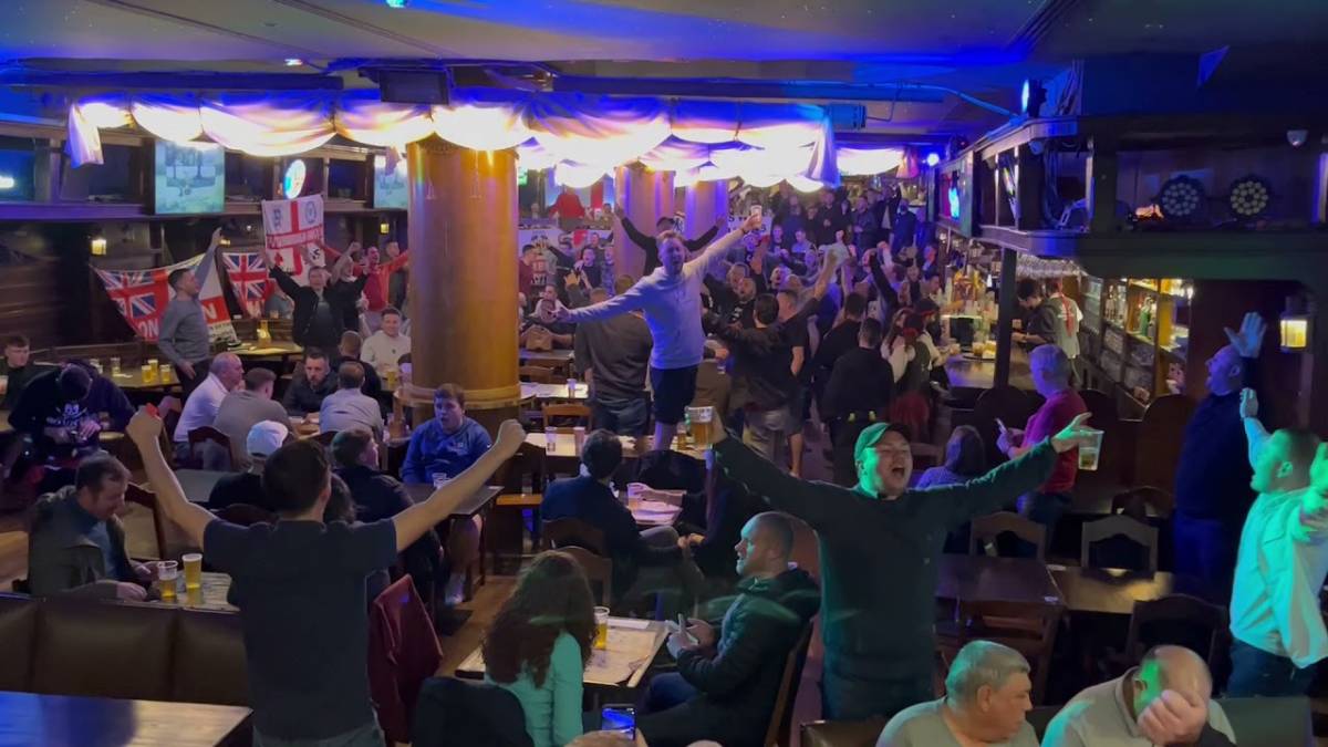 Allo stadio a vedere il Rimini, poi al pub a cantare: la vigilia dei tifosi inglesi verso San Marino VIDEO -GALLERY