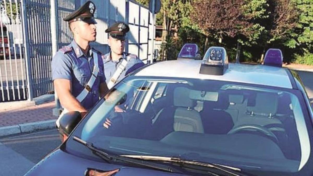 Sorpreso a sniffare cocaina si scaglia contro i carabinieri