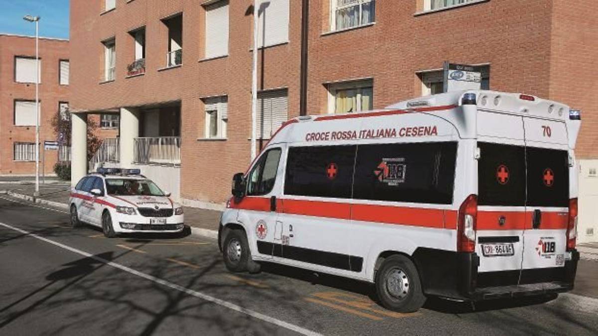Cesena, beve per sbaglio bicchiere di candeggina, ricoverata una 33enne