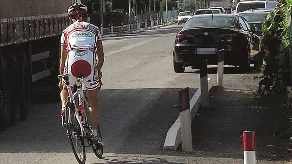 Anziano litiga con un ciclista in strada e lo colpisce col crick in testa, assolto