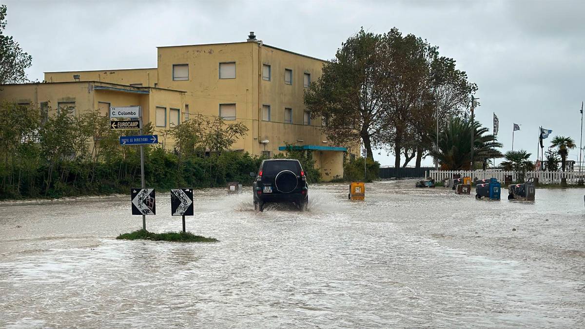 Cesenatico, i Vigili del Fuoco salvano una donna disabile bloccata in uno stabilimento balneare VIDEO GALLERY