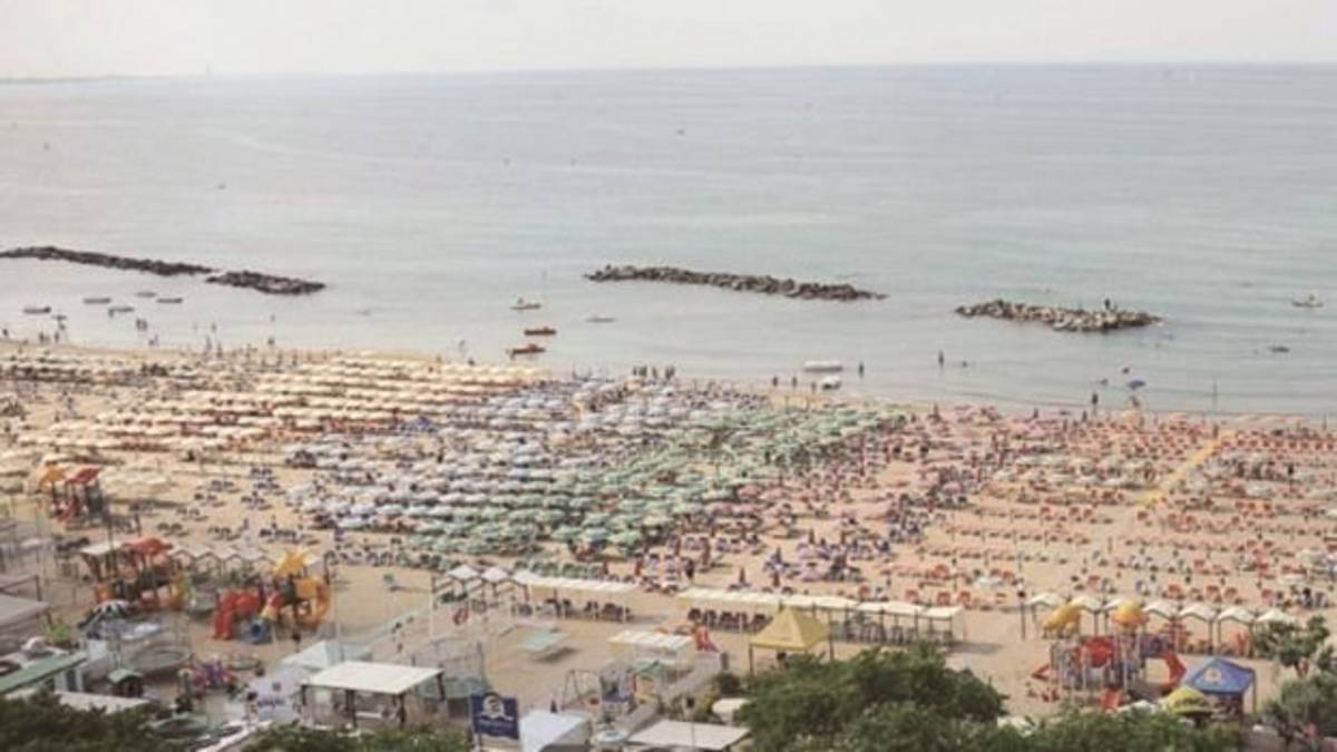 Cattolica, Niente parco acquatico in spiaggia, ci sono gli scogli, troppo pericoloso
