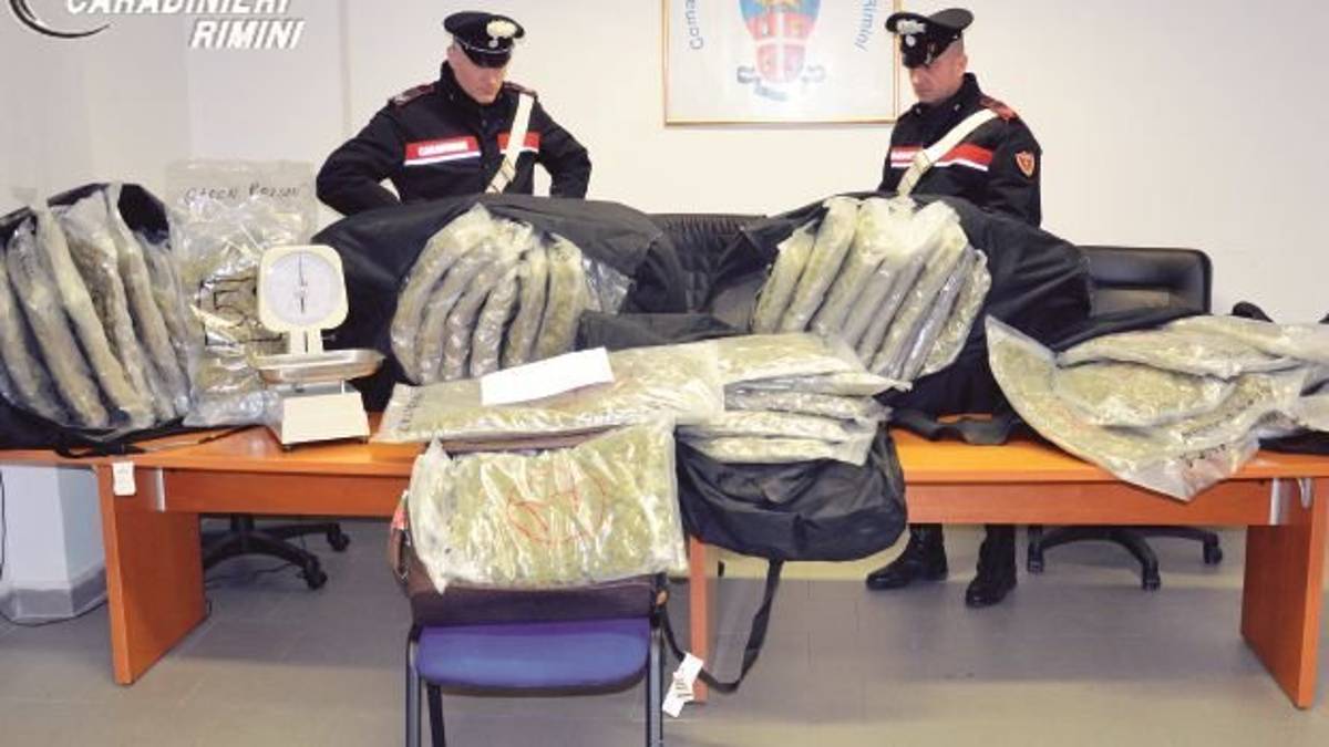Santarcangelo, trovato con 70 chili di droga: arrestato titolare di una rosticceria