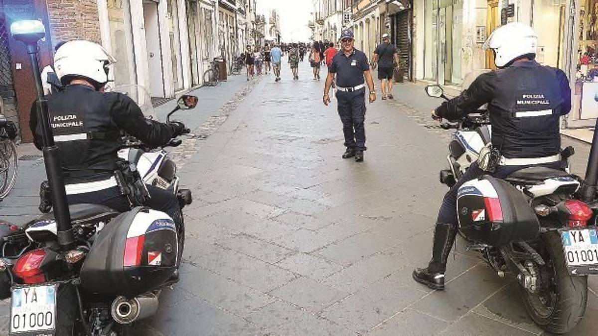 Per fare i vigili a Rimini si cercano agenti giovani e in forma. Inserite prove fisiche per 446 candidati