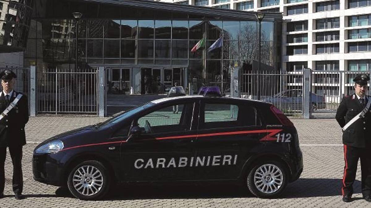Mamma, vengo e ti prendo a bottigliate. Dalla Francia a Riccione per picchiarla