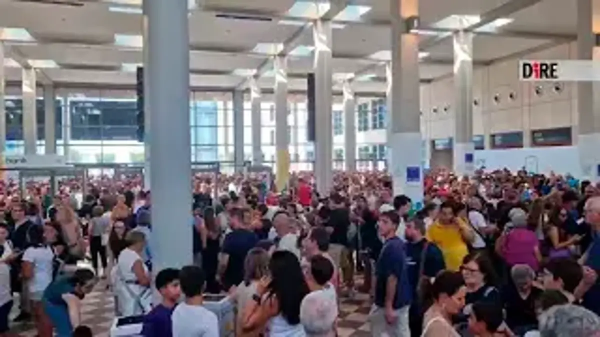 Papa Leone a Rimini: cori da stadio del popolo del Meeting VIDEO