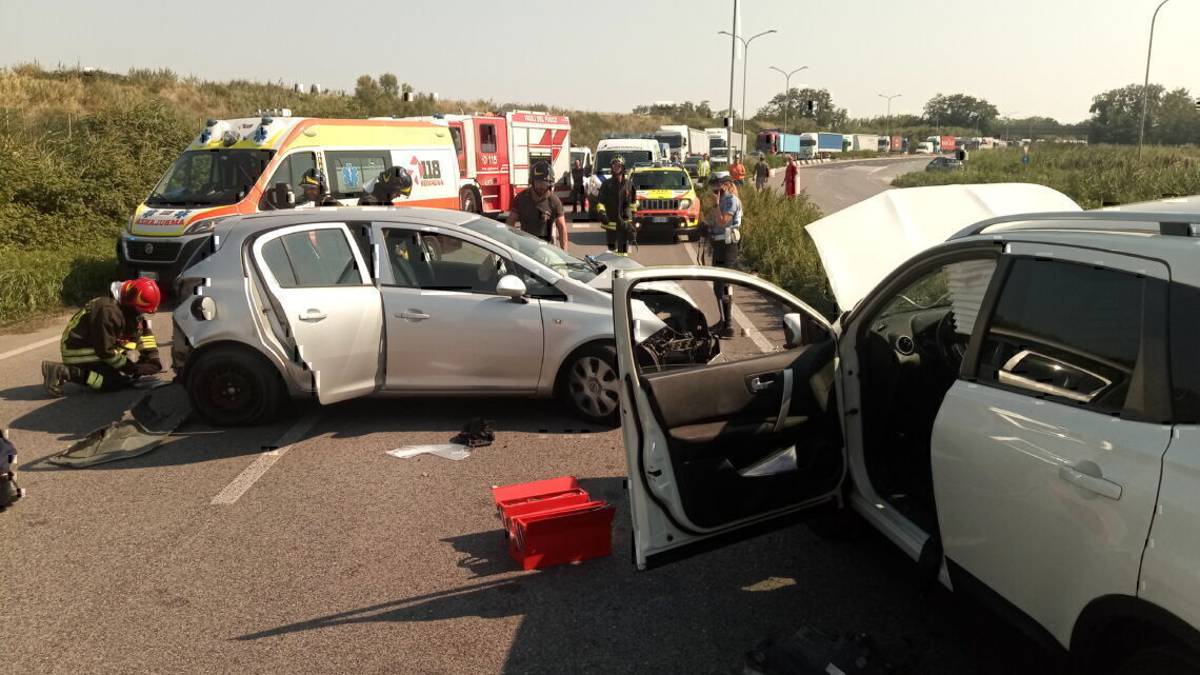 Ravenna, contromano sulla superstrada per il porto crea incidente