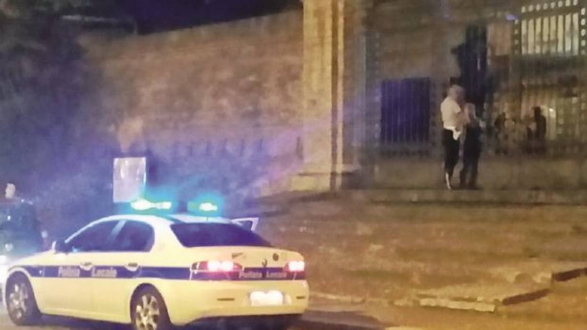 Alcune ragazze restano chiuse al parco della Rocca