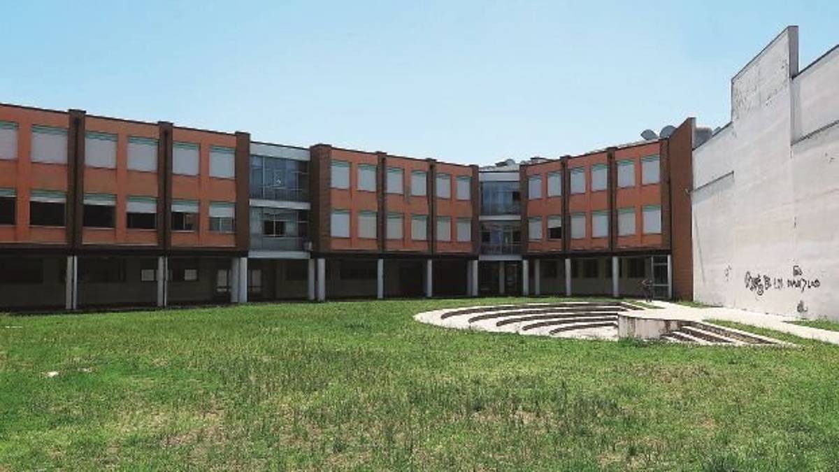 Viserba, ragazzini saltano sul tetto della scuola: scambiati per ladri, facevano parkour