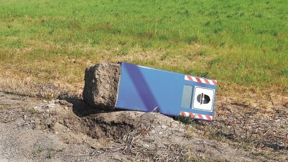 A Ravenna nella notte divelto un box velox