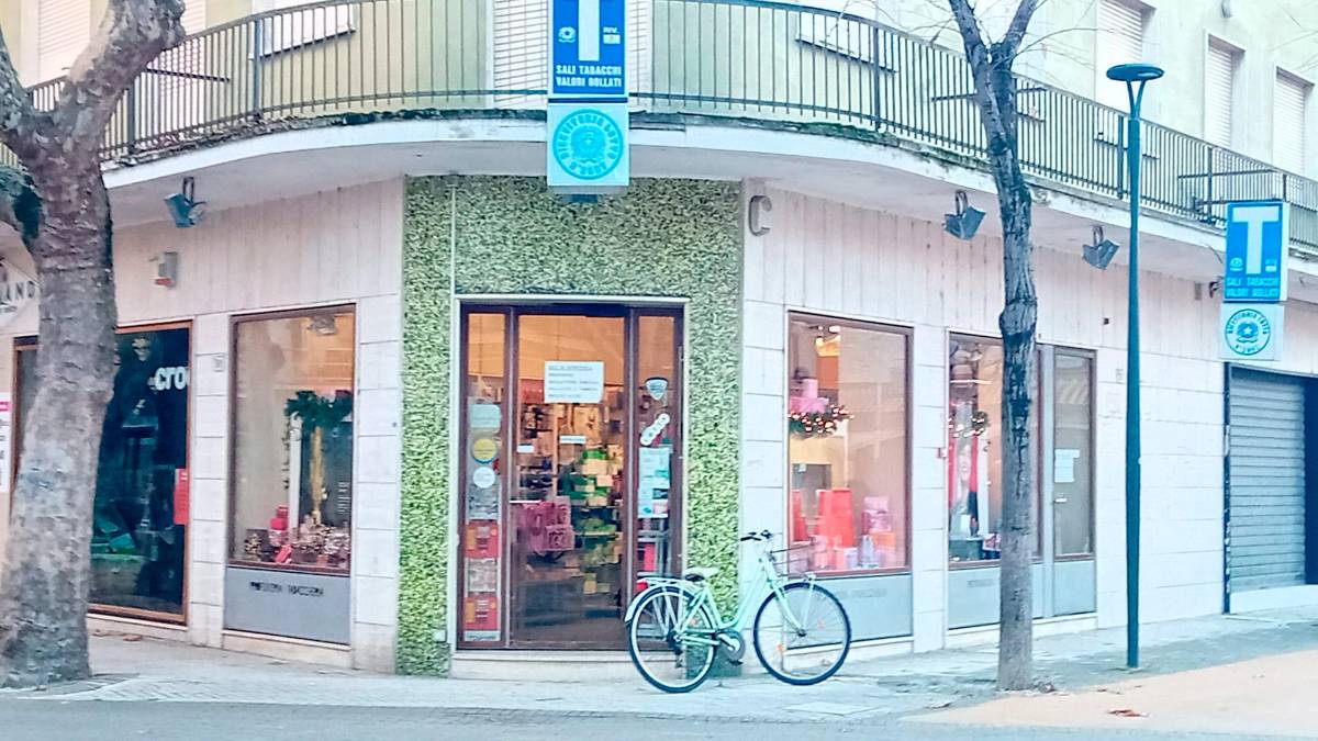 La tabaccheria dove i due ladri sono entrati tentando di rubare. A destra i carabinieri chiamati dopo l’accaduto