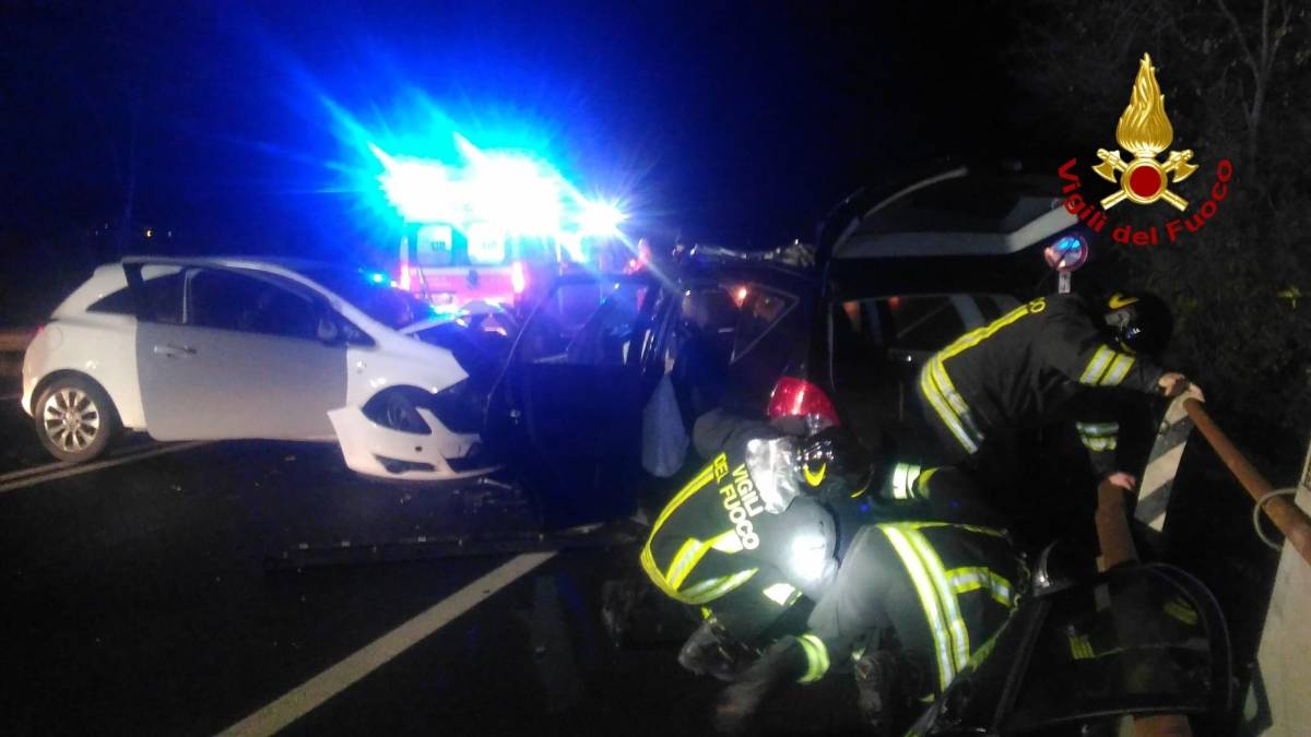 Rimini. Scontro tra due auto, grave donna incastrata tra le lamiere