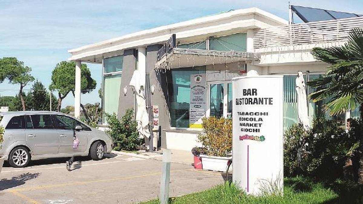 Armato e incappucciato sequestra un barista e gli ruba l'auto