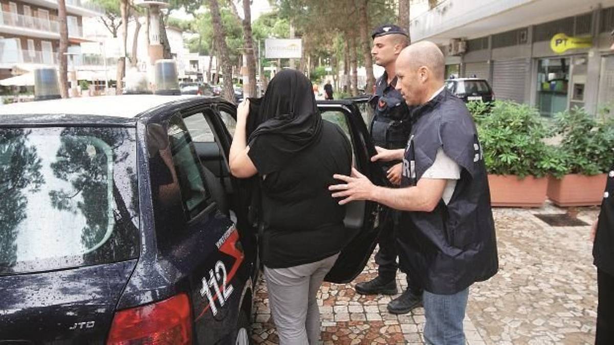 Soldi spariti dai conti dei correntisti: condannata direttrice delle Poste di Milano Marittima